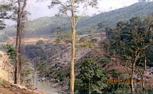 ラオスのダムに沈む山里